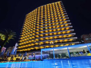 Hotel Don Pancho de noche.