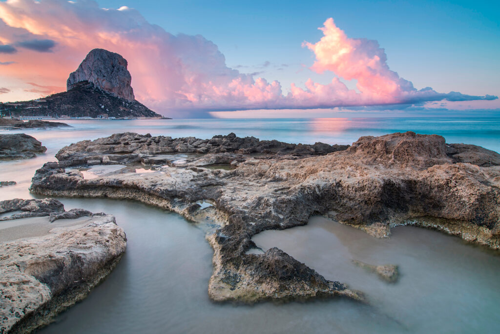 Baños de la Reina y el Peñón de Ifach en Calpe.