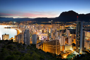 Vista panorámica de Benidorm por la noche.