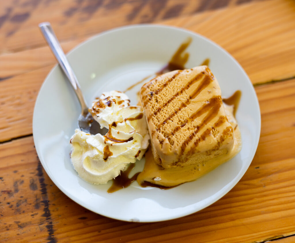 Helado de turrón, plato tradicional.