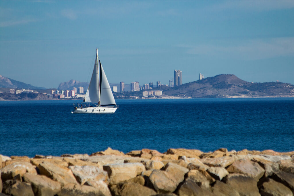 Velero con Benidorm de fondo.