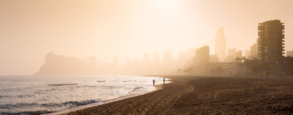Atardecer con niebla en Benidorm.
