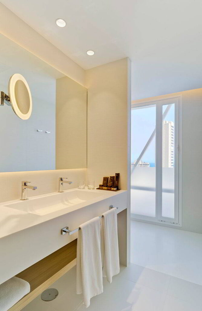 Habitación con vistas relajantes en Benidorm y el Hotel Don Pancho.