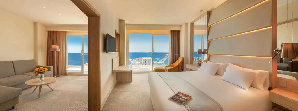 Habitación con vistas relajantes en Benidorm y el Hotel Don Pancho.