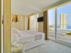 Habitación con vistas relajantes en Benidorm y el Hotel Don Pancho.