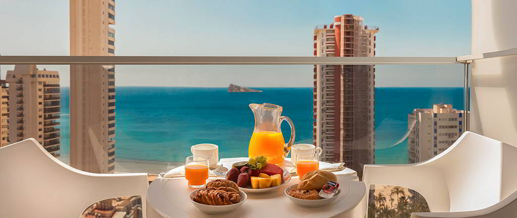 Desayuno relajante frente al mar Mediterráneo.